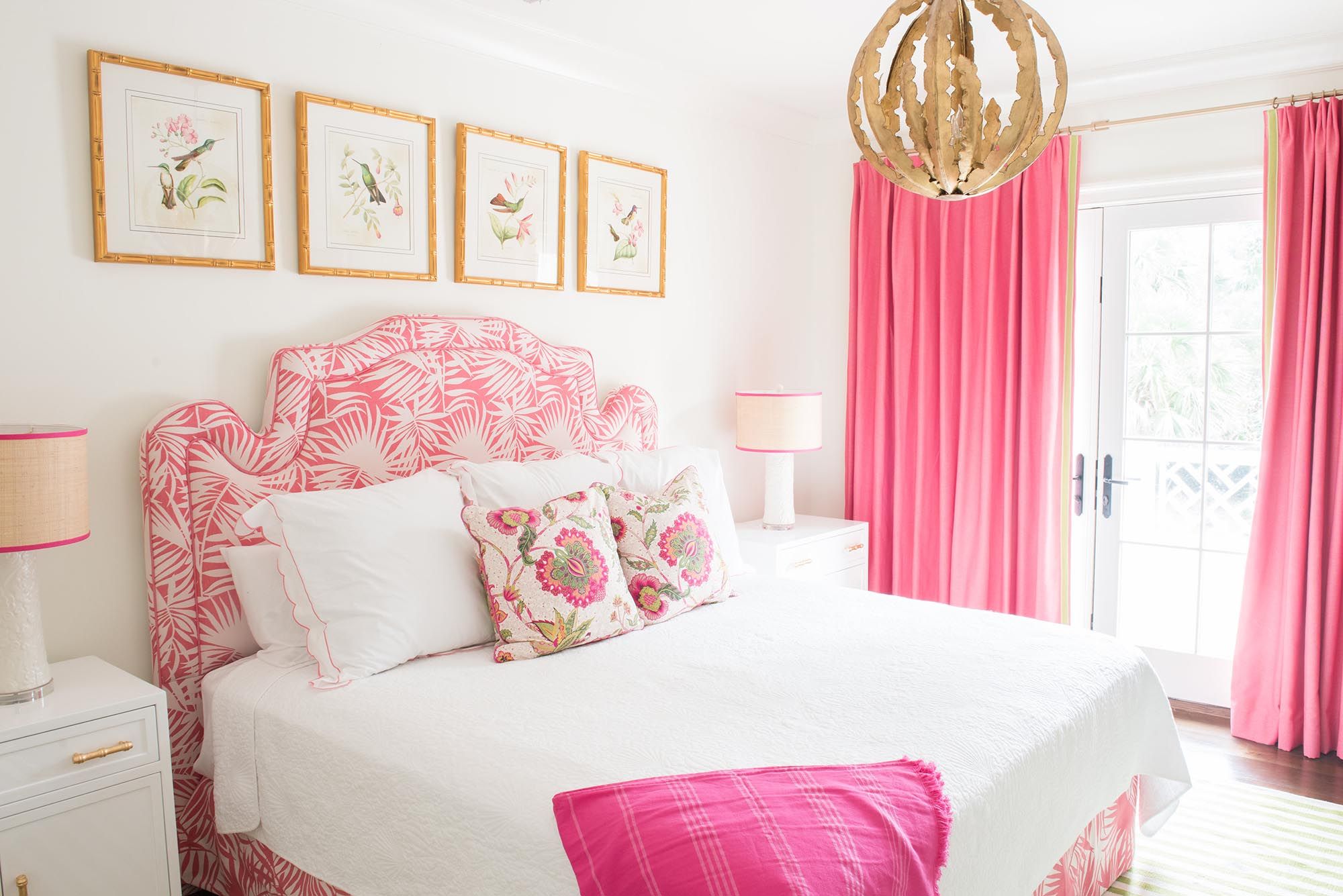 Спальня в розово золотых тонах